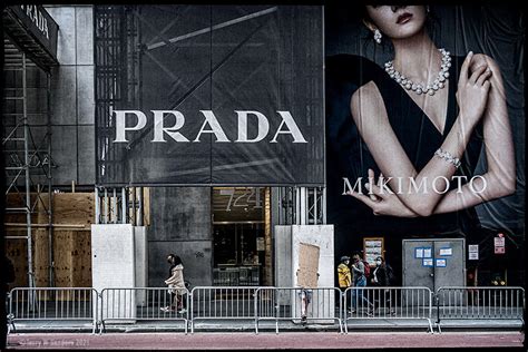 prada fa il suo ingresso nell'oreficeria|gruppo prada italia.